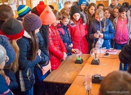 Школьники Харьковщины увидели «Выставку интересной университетской науки» (ФОТО)