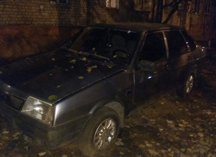 На Одесской во дворе бросили подозрительный автомобиль (ФОТО)