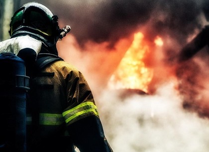 Пожарные спасли женщину от горящего кресла