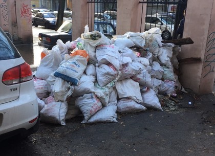 Двор в центре Харькова превратили в свалку для строительного мусора (ФОТО)