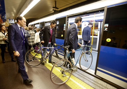 Харьковчане хотят специальные вагоны метро для велосипедов и колясок