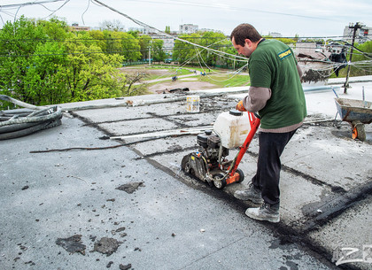 Харьковчане просят мэра отремонтировать им текущую крышу