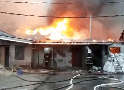 В Харькове горит здание бывшей макаронной фабрики (Обновлено, ФОТО, ВИДЕО)
