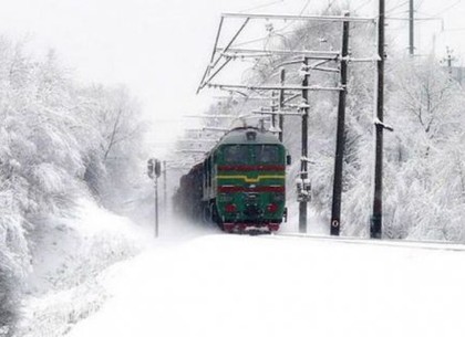 Из-за снегопада десятки поездов выбились из графика