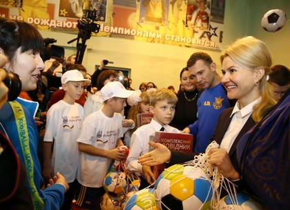 Юлия Светличная и Андрей Шевченко поздравили участников детского фестиваля «Открытые уроки футбола»
