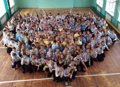 Харьковские школьники провели фотофлешмоб #Гідністьтасвобода