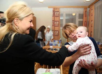 Юлия Светличная с депутатами привезла гостинцы в дом ребенка (ФОТО)