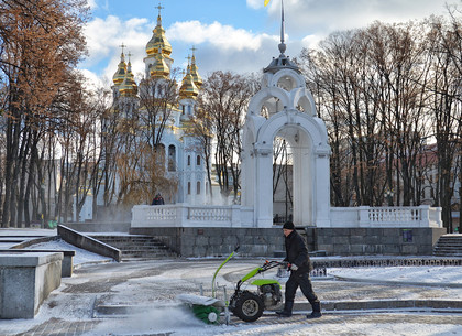 Как в центре Харькова убирают снег