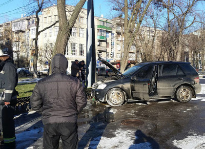 В центре Харькова подожгли автомобиль (ФОТО)