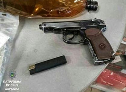 Харьковчанин с пистолетом и «травкой» попался на краже конфет (ФОТО)