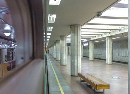 В харьковском метро пассажир упал на рельсы