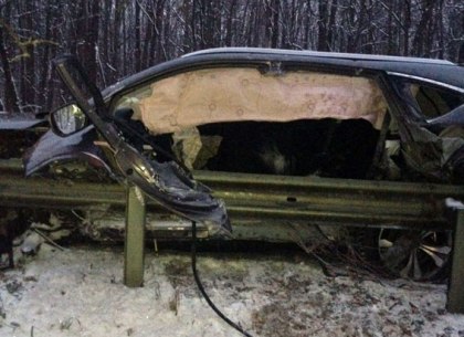 ДТП под Харьковом: водитель пострадала, врезавшись в отбойник (ФОТО)