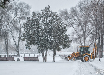 В Харькове продолжают убирать снег