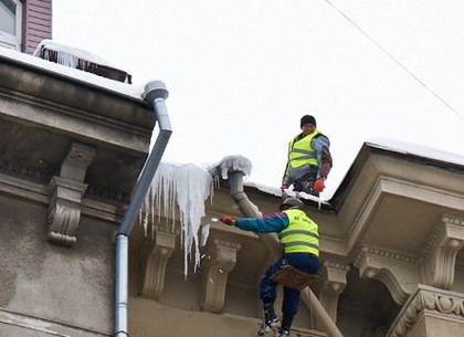 В городе очищают крыши домов от наледи и сосулек