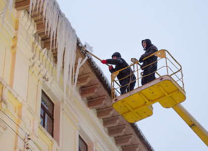 Коммунальщики очищают дома в Харькове от сосулек