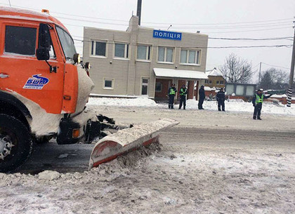 В пригороде Харькова копы вытащили автомобиль, который застрял в сугробах