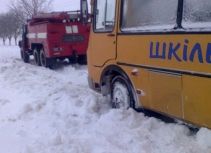 В сугробе под Харьковом застрял школьный автобус с детьми