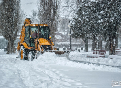 Коммунальные службы продолжают убирать снег в городе