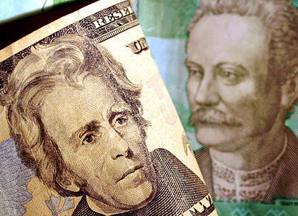 Доллар подешевел к закрытию межбанка