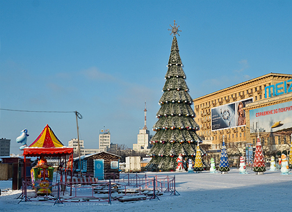 Ярмарка и шоу фигуристов: на площади Свободы начинаются новогодние праздники (ФОТО)