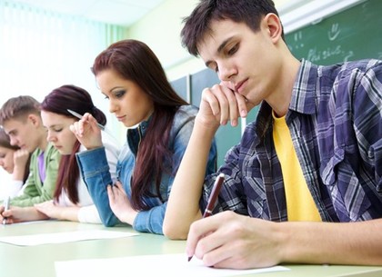 Харьковские школьники могут скорректировать семестровые оценки