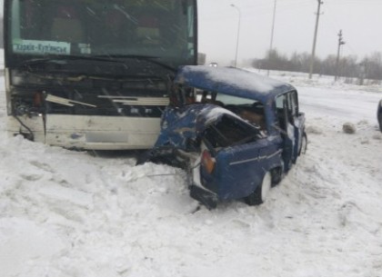 Под Харьковом столкнулись автомобиль и автобус: есть пострадавшие (ФОТО)