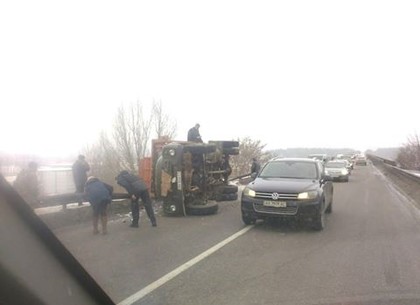 На окружной возле Алексеевки перевернулся мусоровоз