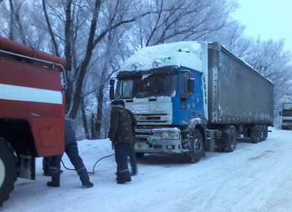 На Харьковщине спасатели вытащили из снега «скорую помощь»
