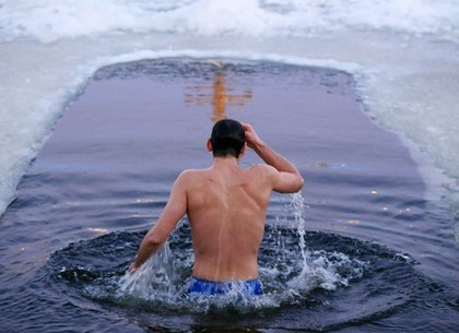 Правила купания на Крещение: как безопасно окунаться в прорубь