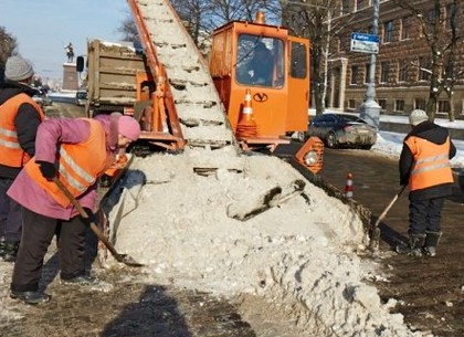 С дорог города вывезли более тысячи кубометров снега