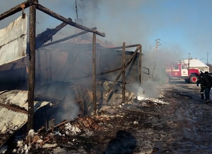 На крупном пожаре сгорели жилой дом, гараж и 3 автомобиля (ФОТО)