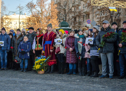 Возложение цветов, живая цепь и концерт: в Харькове отмечают День Соборности