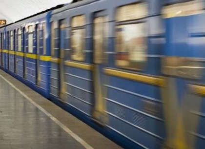 В харьковском метро человек прыгнул под поезд