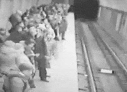 Подробности утреннего самоубийства в метро: мужчина умер в больнице (ВИДЕО)