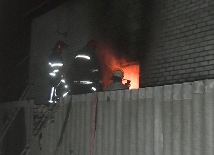 Пожарные тушили склад лакокрасочных изделий в частном доме (ФОТО)