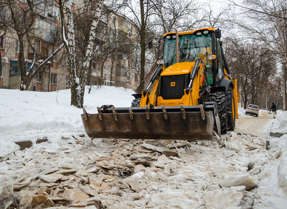 Работники «Харьковводоканала» убирают наледь возле жилых домов