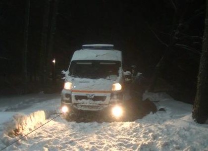 Из снежного плена спасатели вытянули три скорых и 13 автомобилей