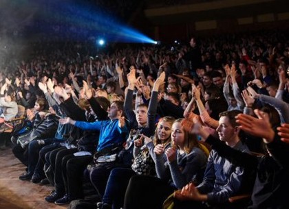 Для школьников Холодногорского района прошел концерт студенческих коллективов