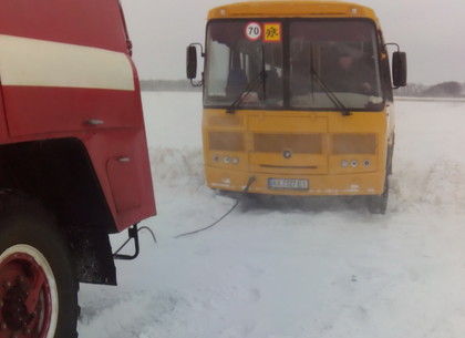 В сугробе на Харьковщине застрял автобус с детьми и скорая помощь