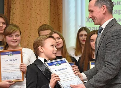В Киевском районе вручили сертификаты стипендиатам городского головы