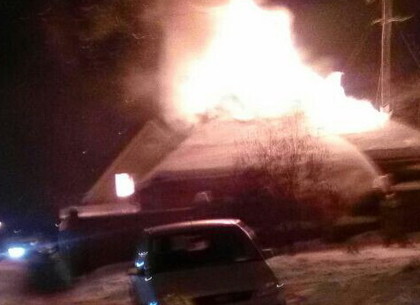 Пожар на ХТЗ: 13 спасателей тушили частный дом (ФОТО)