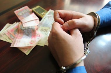 Под Харьковом осудили госслужащего за взятку