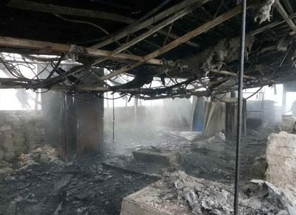 Крупный строительный магазин сгорел под Харьковом (ФОТО)