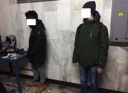 На харьковском вокзале задержали нигерийца и украинца с наркотиками (ФОТО)