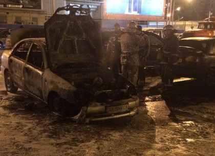 На парковке «Каравана» сгорел автомобиль (ФОТО)