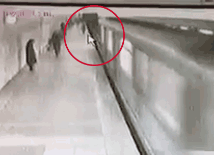 Женщина прыгнула под поезд в метро (ВИДЕО)