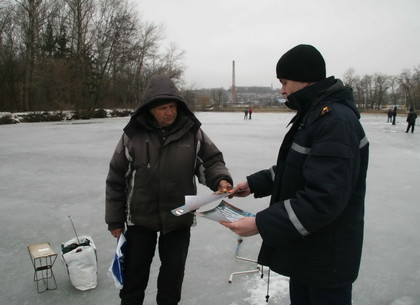 Спасатели призывают не выходить на тонкий лед