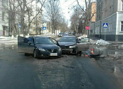 В центре Харькова столкнулись автомобили