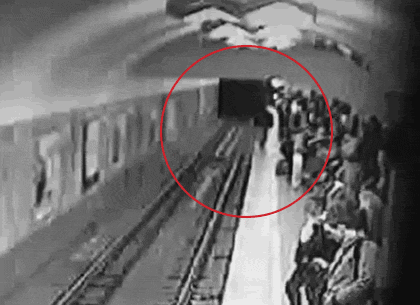 На центральной станции метро мужчина упал на рельсы (добавлено ВИДЕО)
