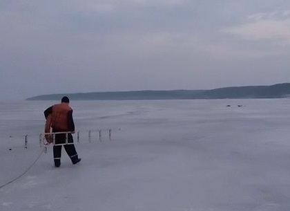 Под Харьковом двое рыбаков провалились под лед (ФОТО)